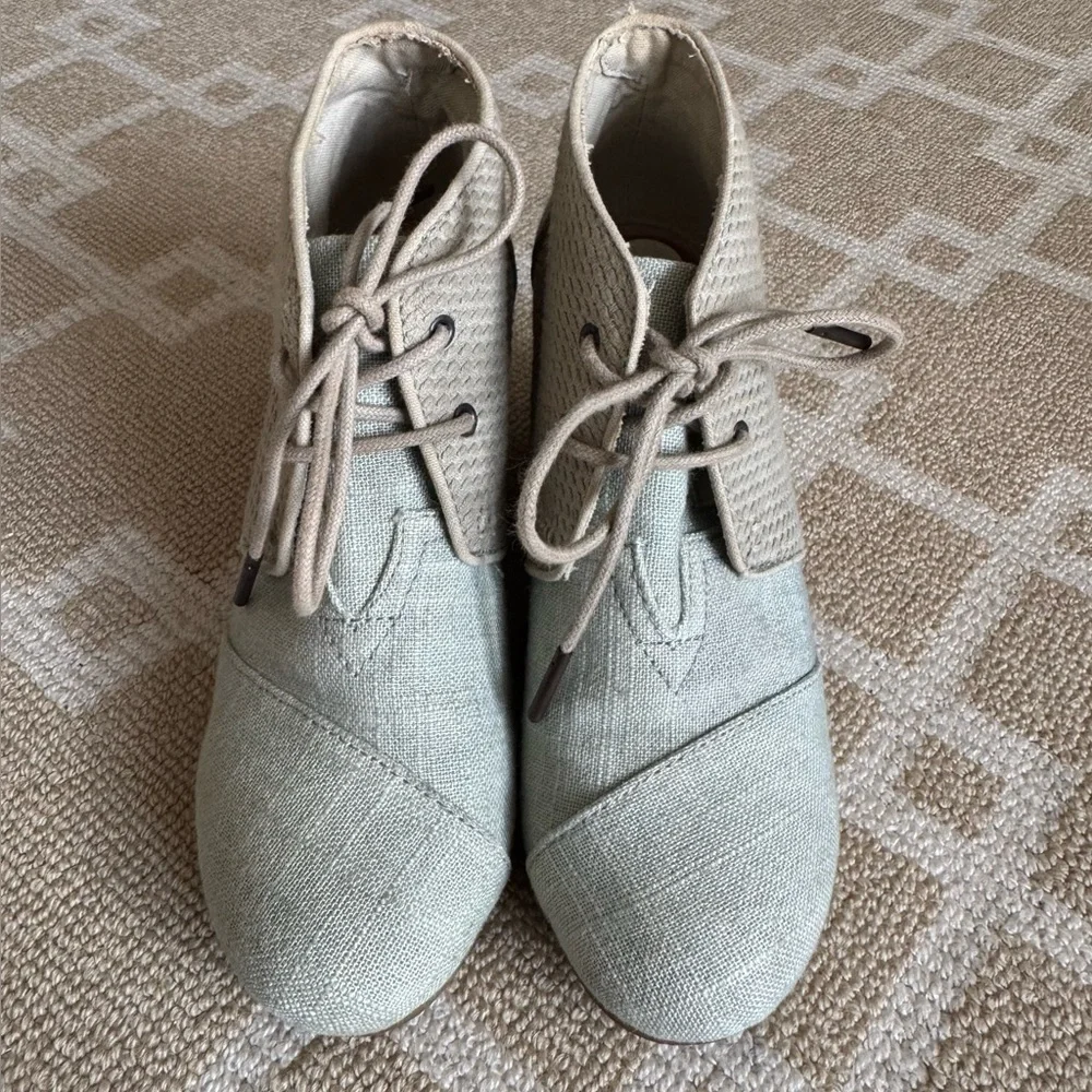 TOMS Wedge Booties Lace Up Cork Heel Canvas Tan Mint Size 7